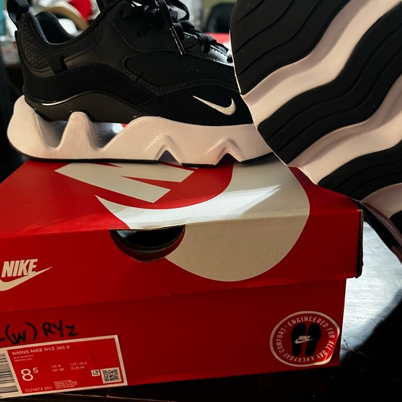 Nike Women's Ryz 365 2 Black and White Athletic Shoes - size 8.5 - Picture 2 of 9